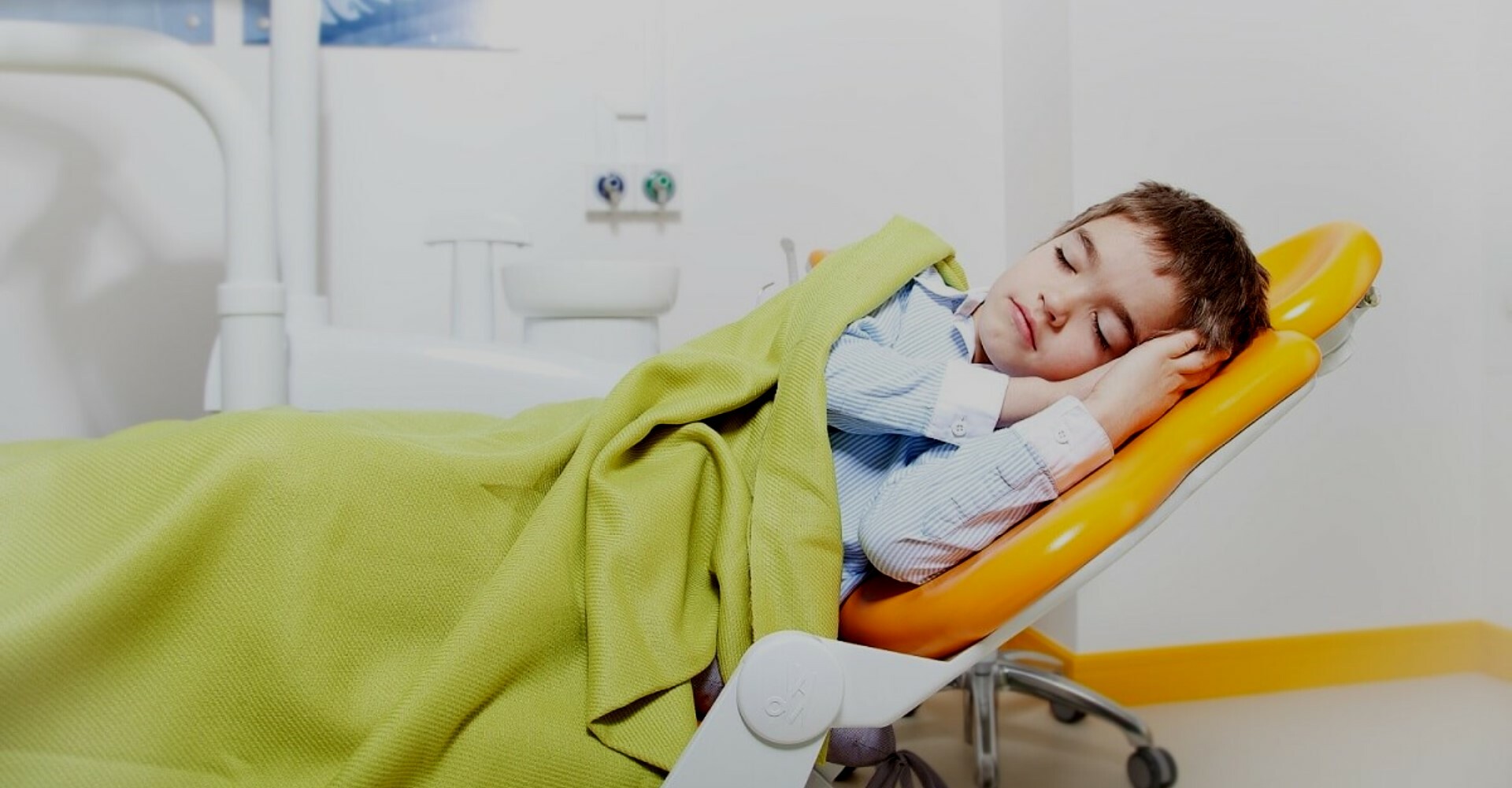 Ребенок в кресле стоматолога